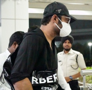 కరోనా ఎఫెక్ట్ మాస్క్‌తో ఎయిర్ పోర్టులో ప్రభాస్‌