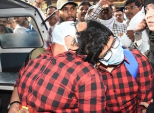 10వ తరగతి పరీక్షలకు హాజరైన అవిభక్త కవలలు వీణా-వాణి